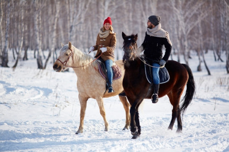 Vinterridning, två ryttare på häst med vinterfodrade ridstövlar på sig